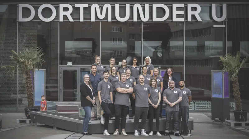 Das Team der rehaMED steht gemeinsam vor dem Dortmunder U