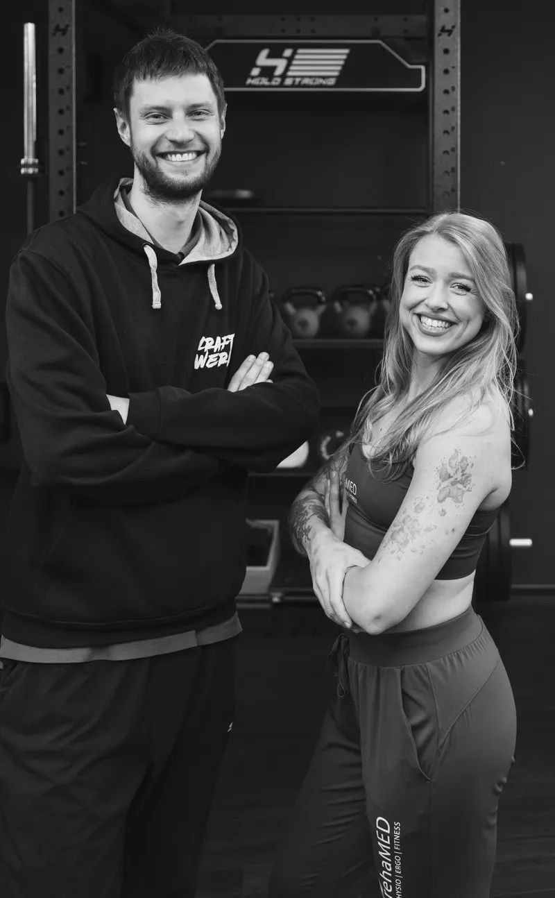 Betreutes Training im Kraftwerk: Trainerin und Trainer vor dem Rack
