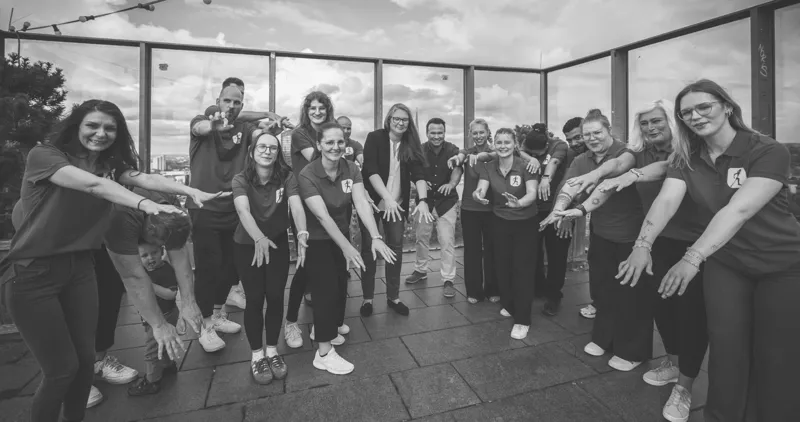 Das rehaMED-Team dehnt sich gemeinsam auf der Dachterrasse
