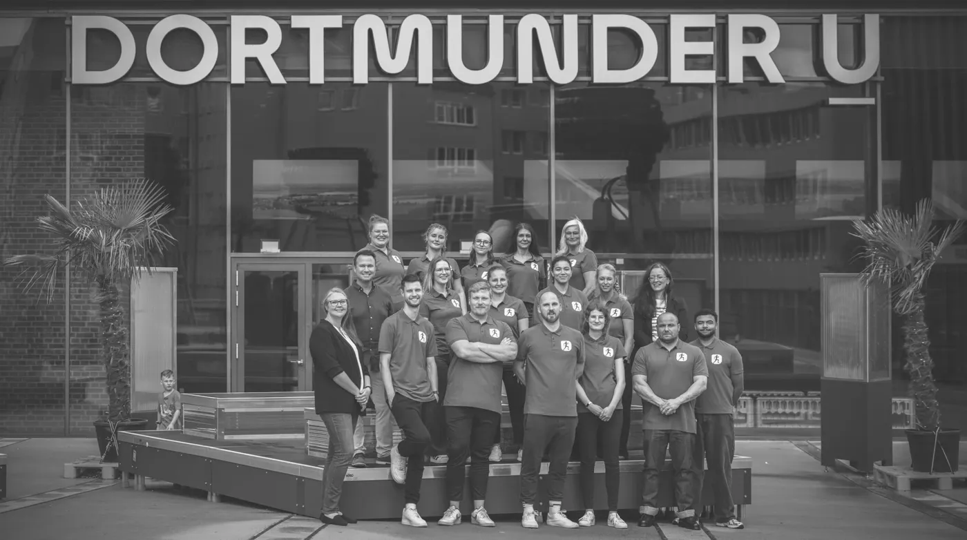 Das Team der rehaMED vor der Glasfassade des Dortmunder U